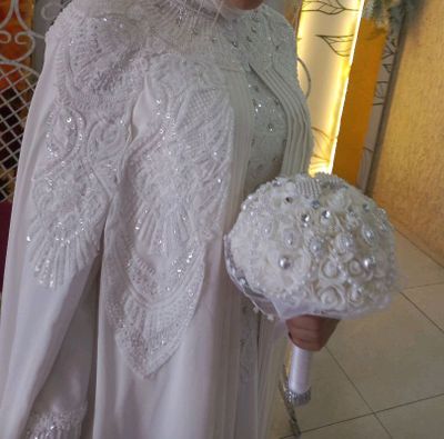 Abaya oq koylak br marta kiyilgan