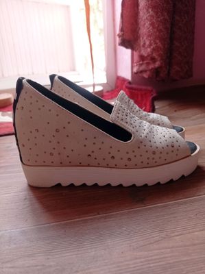oyoq kiyim ayollar uchun 37 razmer 90 ming soʻm