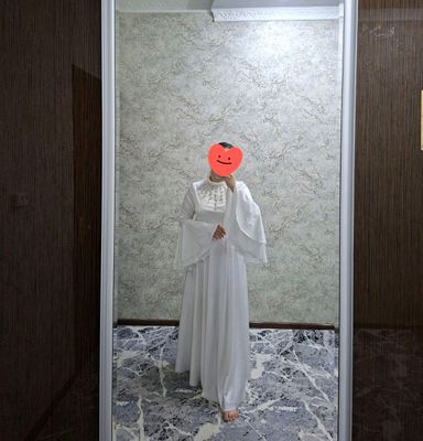 Oq ko'ylak ansabilar bilan birga kiyiladi