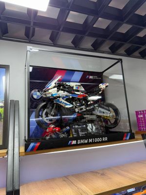 LEGO Technic BMW M 1000 RR — Коллекционная модель + витрина