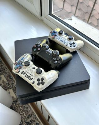 PlayStation 4 Slim 1TB +3Джойстика