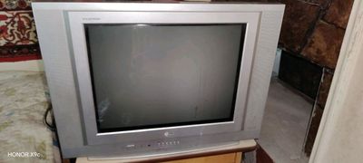 продаётся по 300 000 сум.