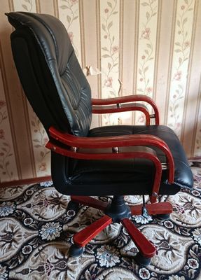 Офис креслоси сотилади. Продаётся офисное кресло.
