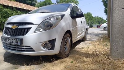 Shevrolet spark белый цвет.