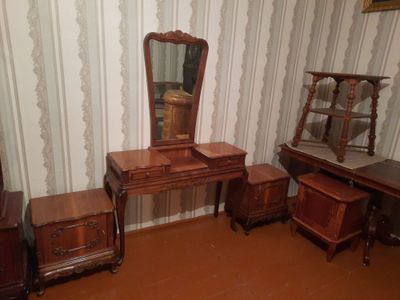 Продается этажный трюмо и две томбы пр.ва румынии.