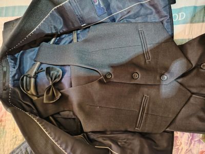 Продам два школьных костюма
