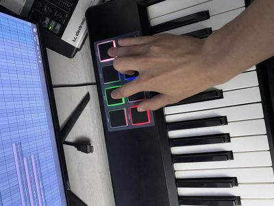 Midi klavish Sotiladi srochna