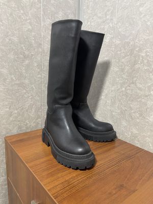 Женские сапоги , с легким утеплением , новые
