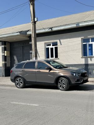 Lada vesta cros lyuks sotiladi