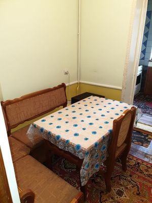 Кухонный диван-уголок и два стула в хорошем состоянии.Юнусабад