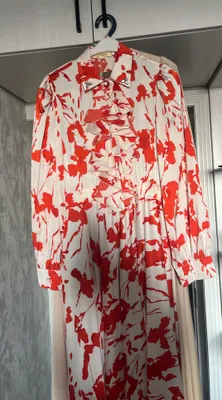 Яркое платье с принтом и воланами