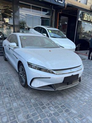BYD Han 2025 Oq rang tayyor 701 km moshina Arzon narxda