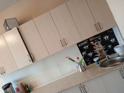 Sheriglikka ayol qizlar uchun kvartira