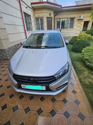 Продаётся серебристая LADA VESTA SW 2018