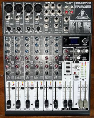 Микшерный пульт BEHRINGER