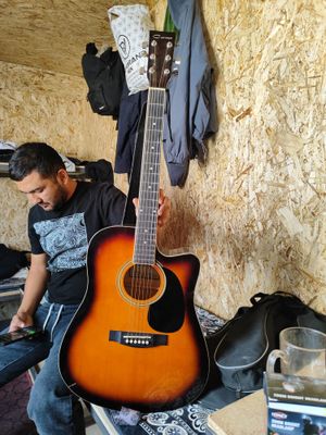 Gitara sotiladi xolati zur