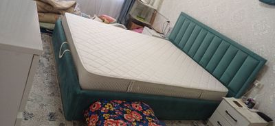 Продам кровать в отличном состояние с матрасом размеры2.10*1.75