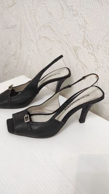 Босоножки черные итальянские бренд BC BG MAXAZRIA раз 38. Каблук
