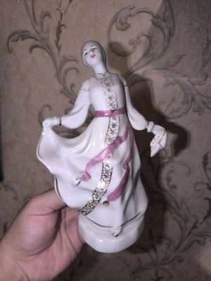 Фарфоровая статуэтка.