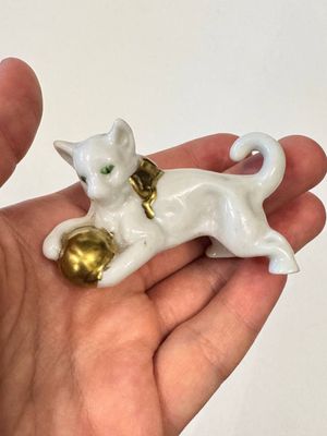 фарфоровая статуэтка Котик с шаром Европа
