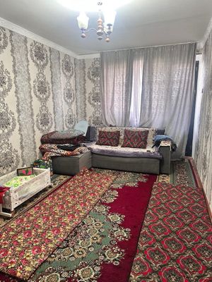 Продается 2-комнатная квартира . 7 мкр . Напротив нового базара 7-этаж