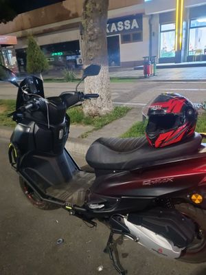 Sukuter Q max sotiladi