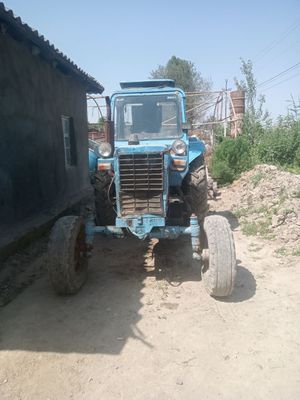 Traktor sotiladi