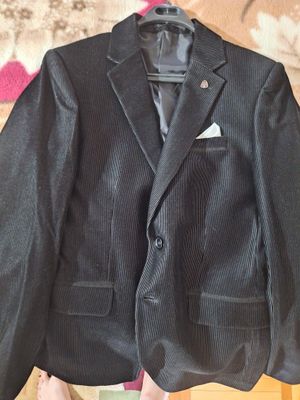 Продается черный пиджак на мальчика