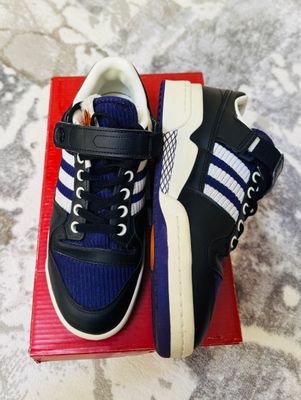 Кроссовка Adidas.