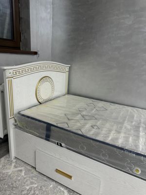 Кровать