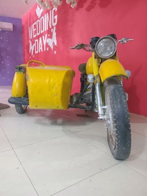 Mototsikl sotiladi yonidagi kabinasi bilan