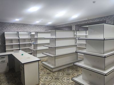 полки и прилавки магазинов