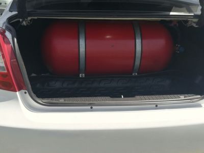 Lasetti 1.8 sotiladi