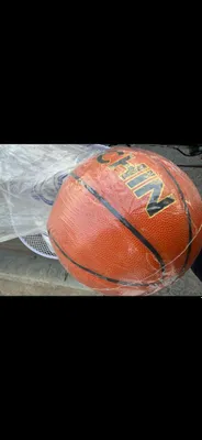 Баскетбольный и футбольный мячи