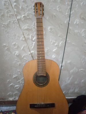 Gitara sotiladi eski