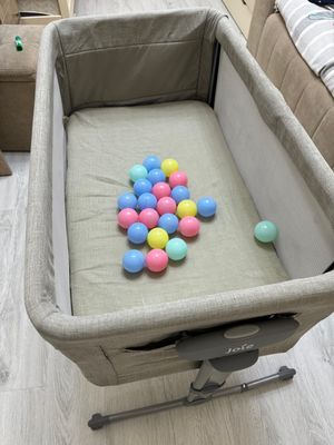 Продам приставную кроватку Joie