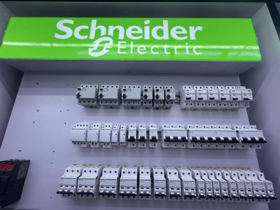 Автоматический включател от Schneider