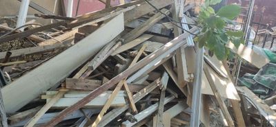 Stroykadan chiqqan taxta va rekalardan iborat o’tin bor sotiladi