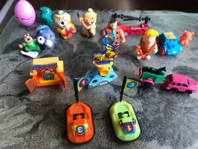 Игрушки киндер сюрприз.