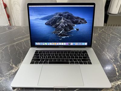 MacBook PRO 15 Core i7/ 16GB/ 256GB/ Radeon PRO 4GB