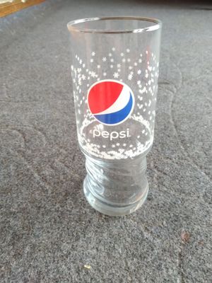 Pepsi logotipi tushurilgan stakan. 500000 so‘m.