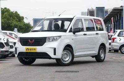 Минивэн 7 местный Wuling 2024 год выпуска первые руки .