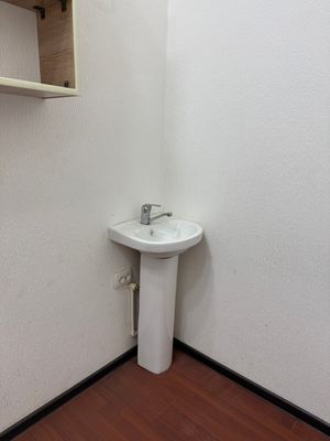 Mebel va kuler tez va arzon narxda sotiladi