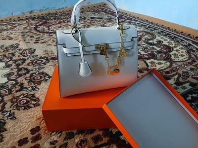 Hermes sumka sotiladi