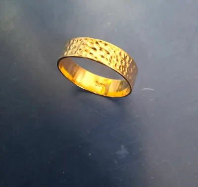 золотое обручальное кольцо