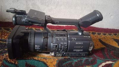 FX1 videocamera sotiladi