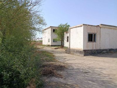 Здание с земельной участками