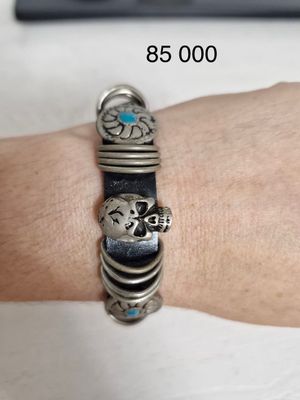 Браслеты из натуральной кожи, от 60 до 85 тысяч.
