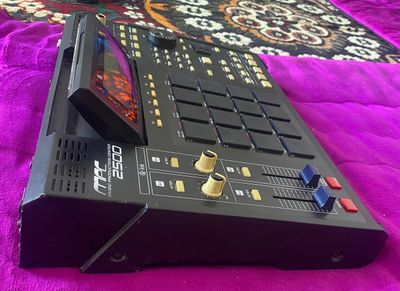 Akai2500 sotiladi