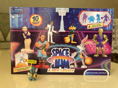 набор игрушек из фильма с Леброном